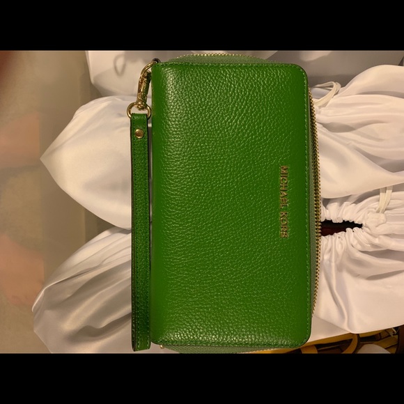 Michael Kors Handbags - Michael Kors wristlet